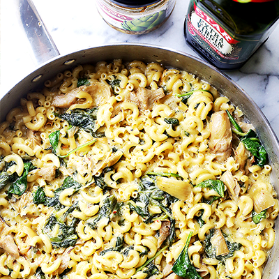 One Pot Macaroni and Cheese with Spinach & Artichokes