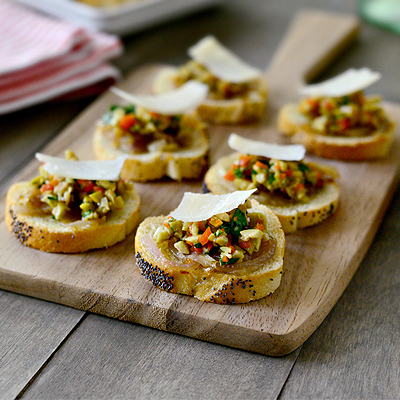Green Olive &#038; Garlic Carmelized Onion Tapenade Crostinis