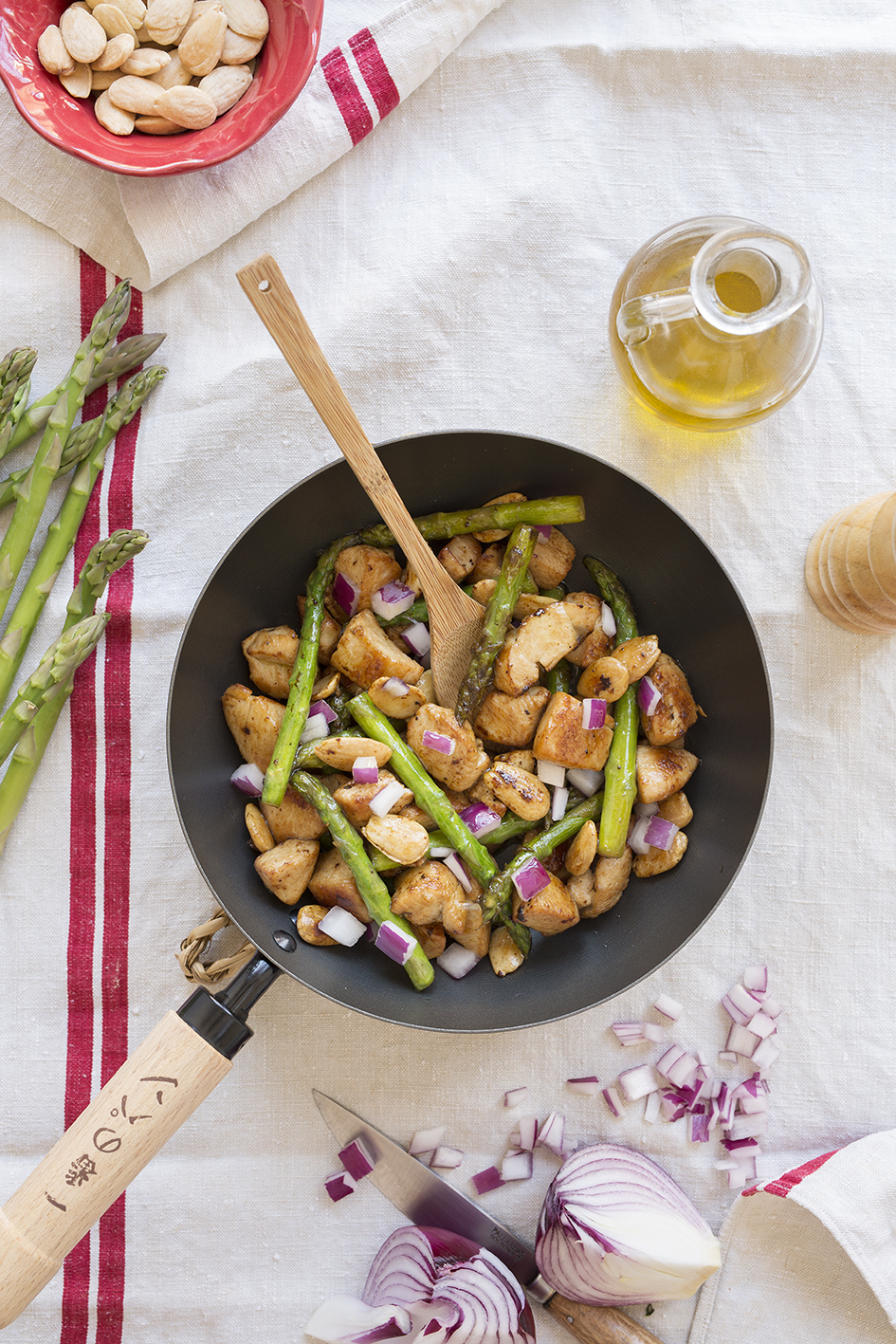 Delicious grilled chicken with asparagus and almonds