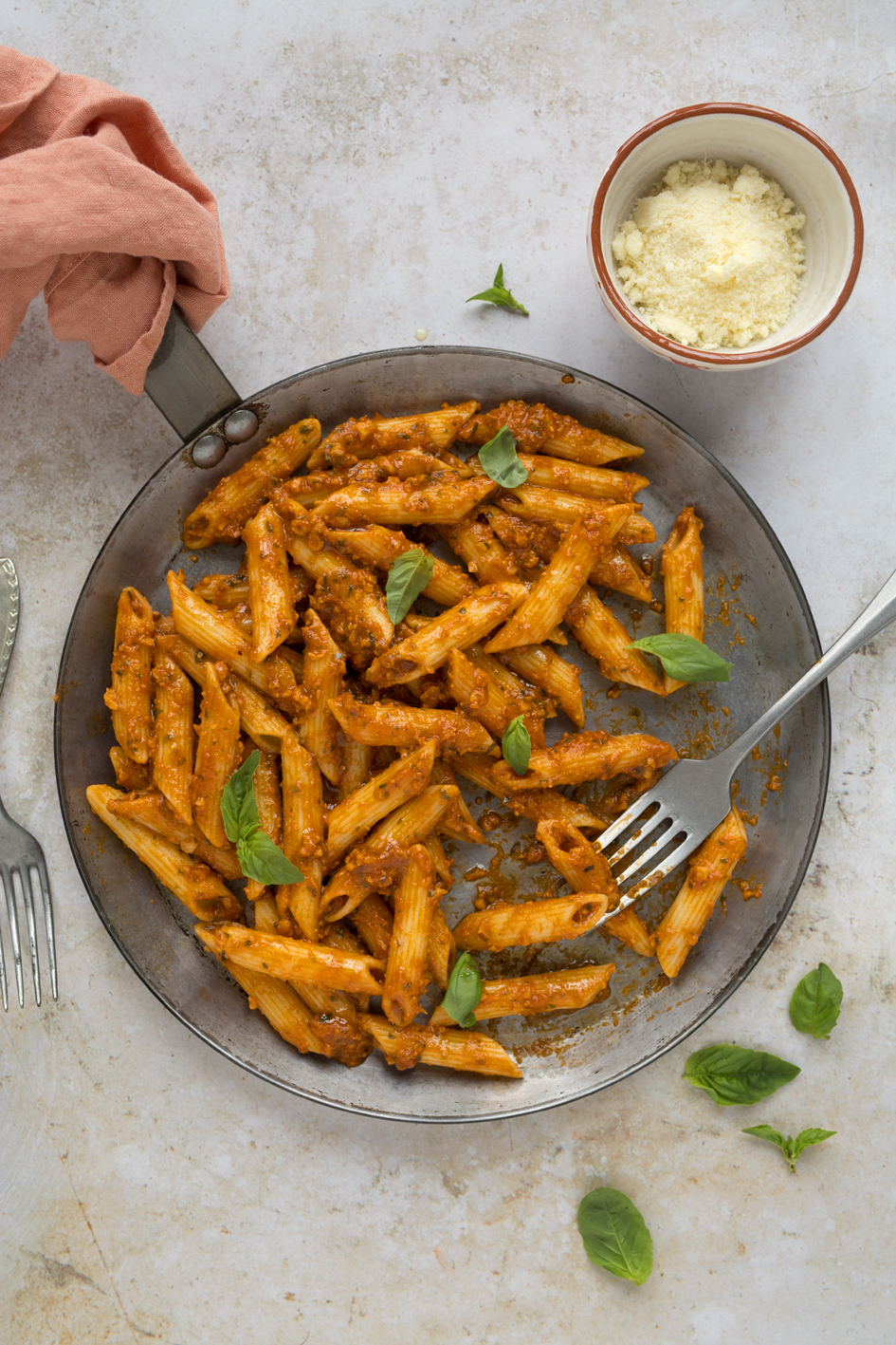 Pasta with tomato and nuts
