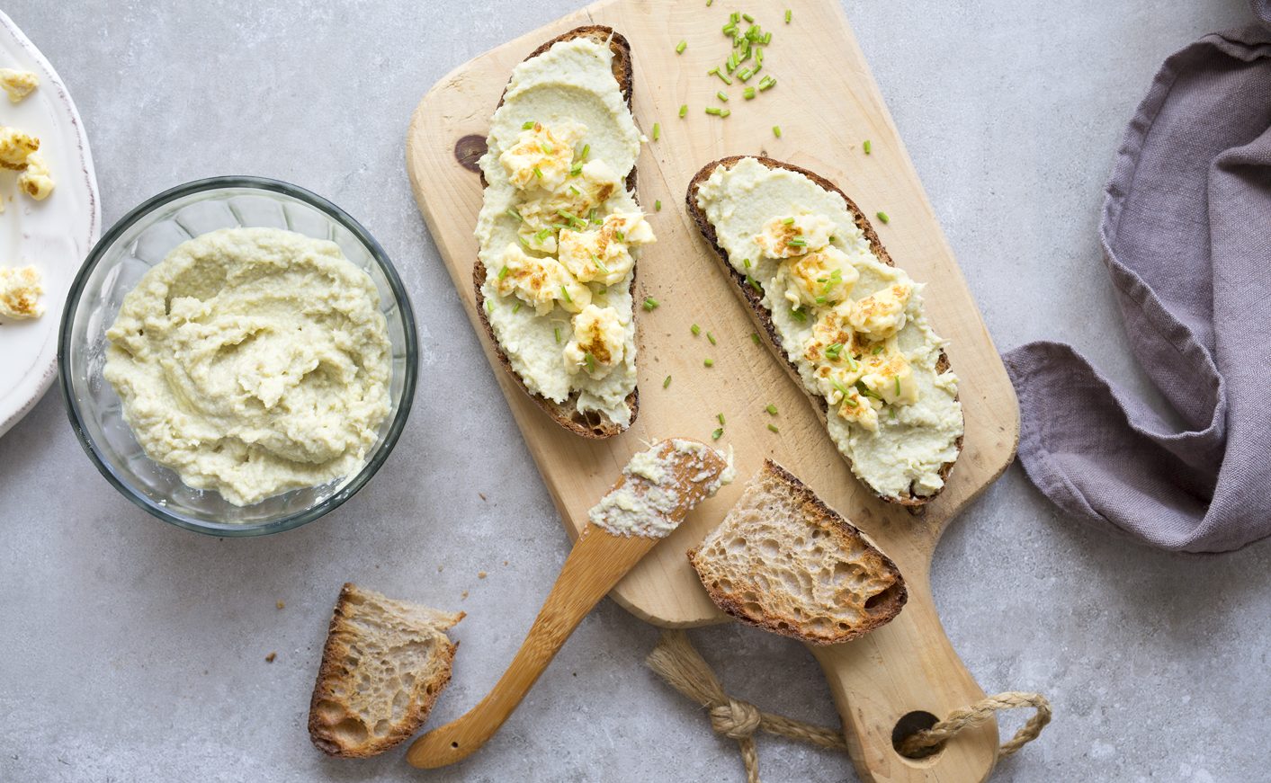 Toast with creamed artichoke and scrambled eggs