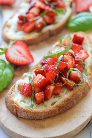 StrawberryCapreseBruschetta